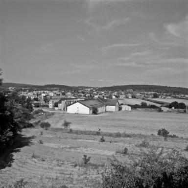 Fig. 1. Village et cave vus de l'ouest.