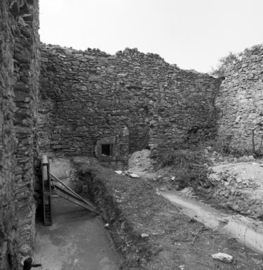 Cellule 4. Logis, intérieur, vue de volume prise du sud-est.