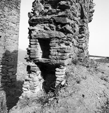 Cellule 2. Logis, intrieur, mur nord, niches dans l'embrasure de la porte.