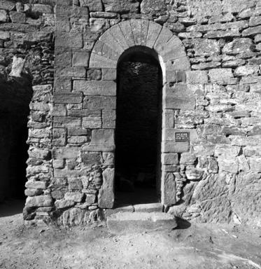 Eglise 1. Intrieur, mur nord, porte de la sacristie.