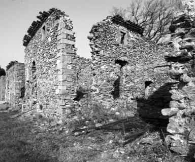 Cellule 11. Maison, vue de volume prise du sud-ouest.