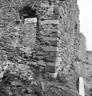 Cellule 2. Maison, angle des élévations sud et est, chaîne d'angle.