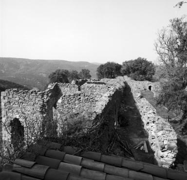 Grand cloître. Galerie ouest et cellules 8 à 12, vue en enfilade prise du sud.
