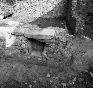 Cellule 7. Logis, évier en place, vu de côté.