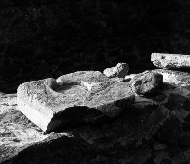 Cellule 7. Logis, évier déposé.