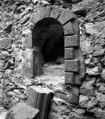 Eglise 1. Troisième chapelle nord, mur nord, niche.
