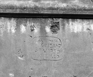 Bâtiment C, élévation sud, graffiti entre les travées 6 et 7.