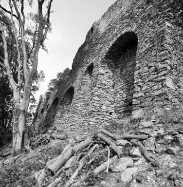 Mur d'enceinte, front ouest, section nord, vue en enfilade prise du sud-ouest.