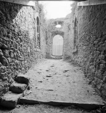 Logis du prieur. Couloir d'accès au grand cloître, vue en enfilade prise du nord.