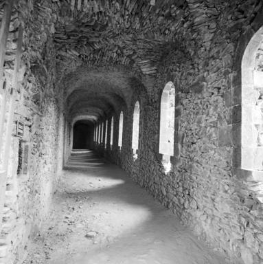 Grand cloître. Intérieurs, galerie est, partie sud, vue en enfilade du nord.