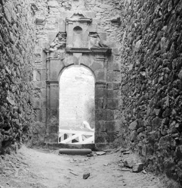 Eglise 1. Couloir d'accès au grand cloître, mur sud, porte.