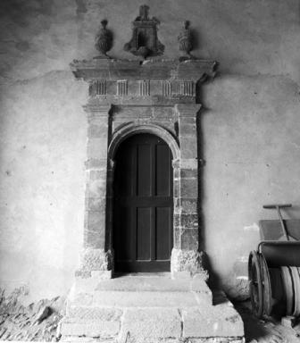Bâtiment A, porche, intérieur, mur est, porte de l'oratoire.