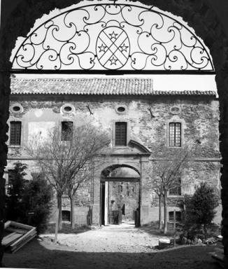 Bâtiment A, porche, intérieur, porte nord, imposte en fer forgé.