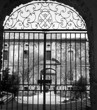 Bâtiment A, porche, intérieur, porte nord, grille.
