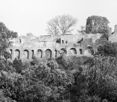 Mur d'enceinte (front ouest) et cellules 8  12 : vue d'ensemble prise de l'ouest.