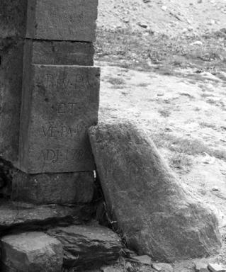 Bâtiment C, aile ouest, passage couvert, piédroit sud-est : inscription.
