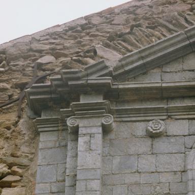 Mur d'enceinte, front sud, porte, partie supérieure : détail.