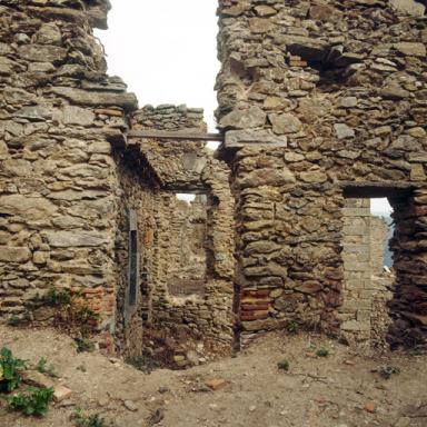 Logis du prieur, lvation sud, trave 2, porte.