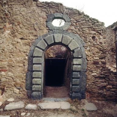 Eglise 1. Elvation est, porte, vue d'ensemble.