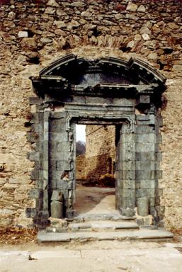 Eglise 1. Elévation est, porte, vue d'ensemble.