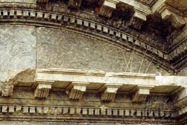 Eglise 1. Elévation est, porte, détail du fronton.