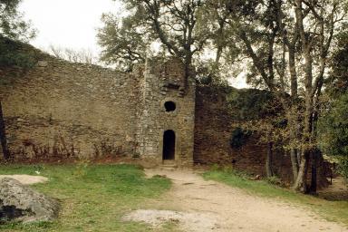 Mur d'enceinte, front nord, section centrale avec poterne et bretèche.