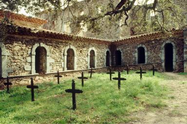 Grand cloître. Angle des galeries est et sud, élévations sur le préau.