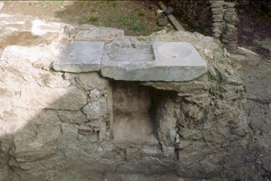 Cellule 7. Logis, évier en place, vu de côté.