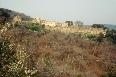 Vue de situation prise de l'est.