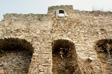 Mur d'enceinte, front ouest, section nord, dtail : arcade et mur pignon de la cellule 10.