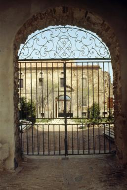 Bâtiment A, porche, intérieur, porte nord, imposte en fer forgé.