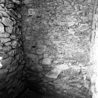 Logis du prieur, partie est, réduit voûté sous l'escalier.