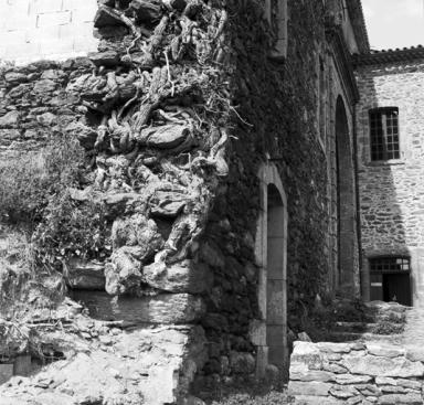 Bâtiment C, aile est, angle nord-est, détail de la base.