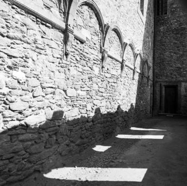 Petit cloître, galerie est, vue d'ensemble prise du nord.
