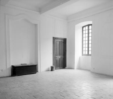 Bâtiment C, rez-de-chaussée, salon ouest, vue de volume.