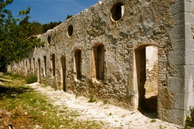 Caserne, façade sud, vue en enfilade.