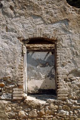 Caserne, façade sud, fenêtre et traces d'enduit ancien.