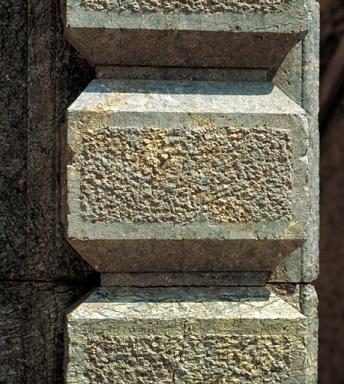 Logis du prieur, élévation sud, porte, détail des bossages.
