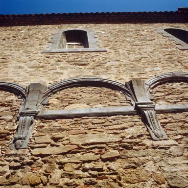 Petit cloître, galerie est, mur est, quatrième travée, consoles et retombées.