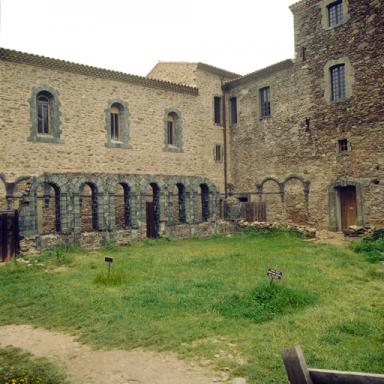 Petit cloître, vue d'ensemble prise du nord-ouest.