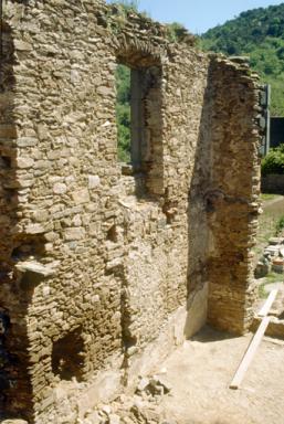 Logis du prieur, partie est, mur est, vue d'ensemble prise du nord-ouest.