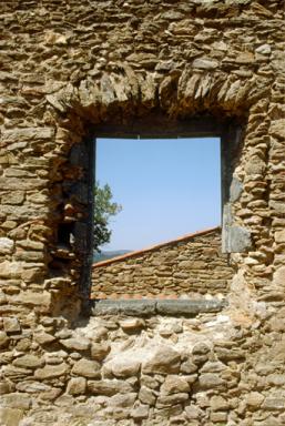 Logis du prieur, escalier, mur nord, fentre.