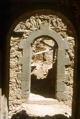 Logis du prieur, couloir d'accs au grand clotre, mur est, porte aprs dgagement.