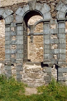 Petit cloître, galerie est, arcades 2 et 3.