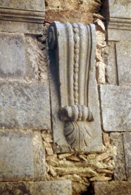 Petit cloître, galerie est, console de type A.