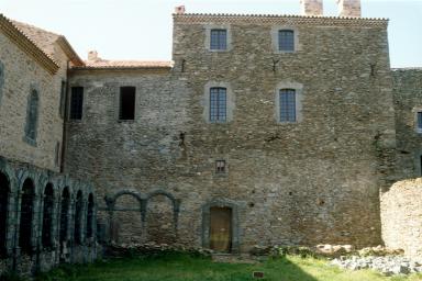Bâtiment C, élévation nord et petit cloître, vue du nord.
