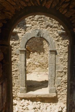 Logis du prieur, couloir d'accs au grand clotre, mur ouest, porte aprs dgagement.