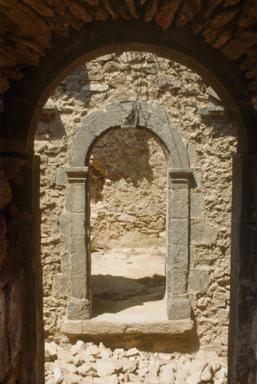 Logis du prieur, couloir d'accès au grand cloître, mur ouest, porte après dégagement.