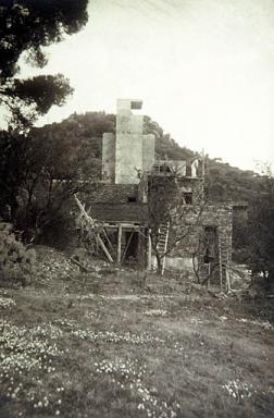 La villa en chantier. Faade est.