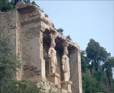 Temple de jardin dit temple d'Hercule. Vue d'ensemble avec le départ de la frise sur la façade ouest.